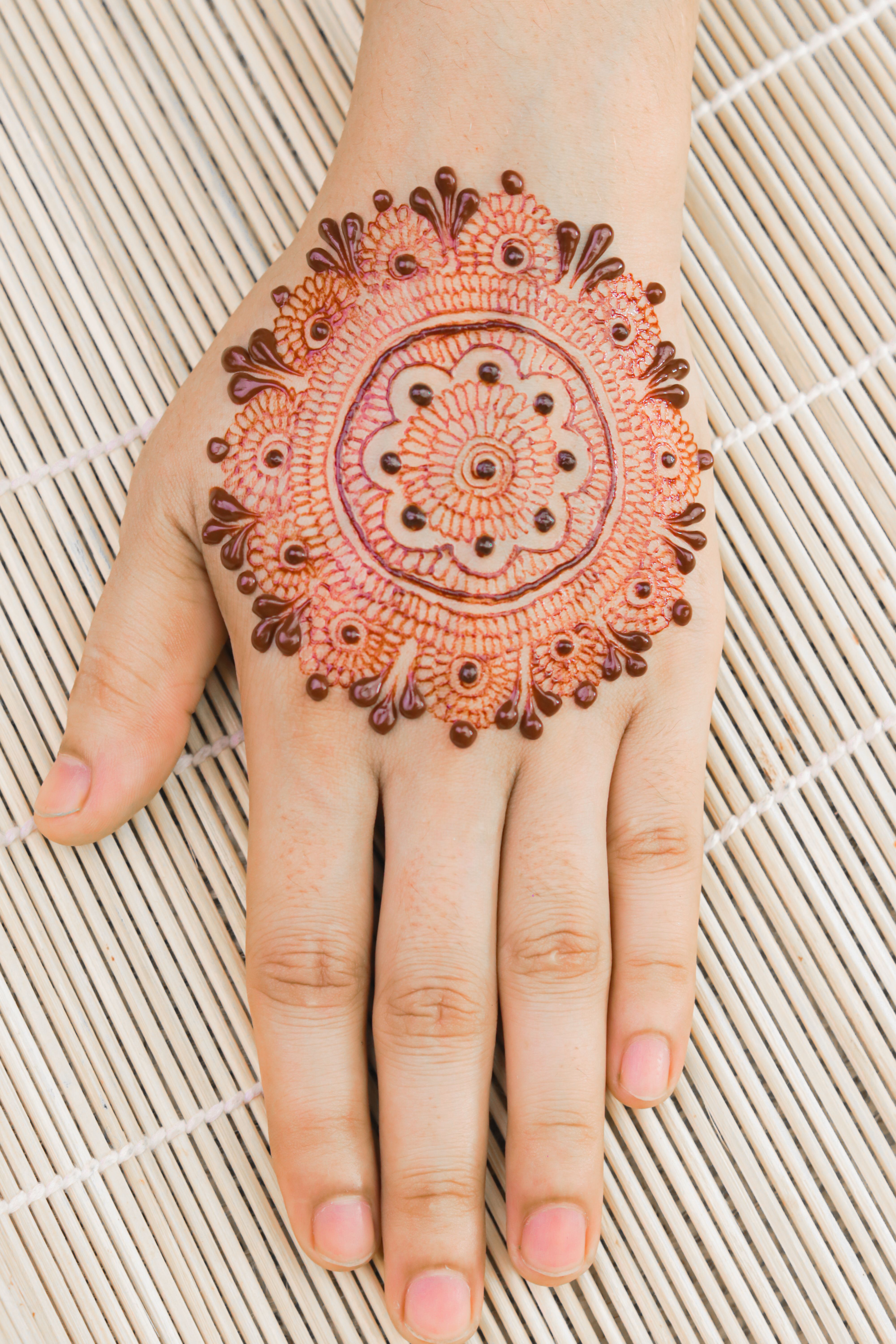 Composição de mandala na mão — referência estética em henna